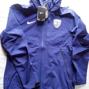 NWT NIKE STORM-FIT HYPERSHIELD LIGHT RUNNING TEAM USA SOCCER JACKET WOMENS LARGE